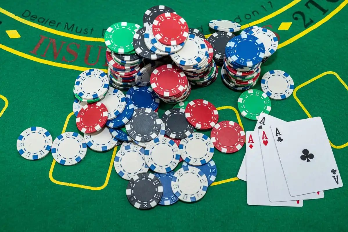 qqq33 Slots ဂိမ်း မိုဘိုင်းဖြင့် ကစားနေသောမြင်ကွင်း