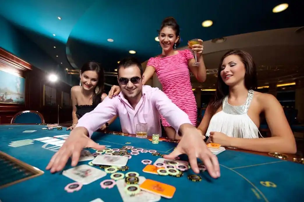 qqq33 လောင်းကစား ပလက်ဖောင်း Slots Live Casino Sportsbook Myanmar ကစားသမားများ ကစားနေသောမြင်ကွင်း